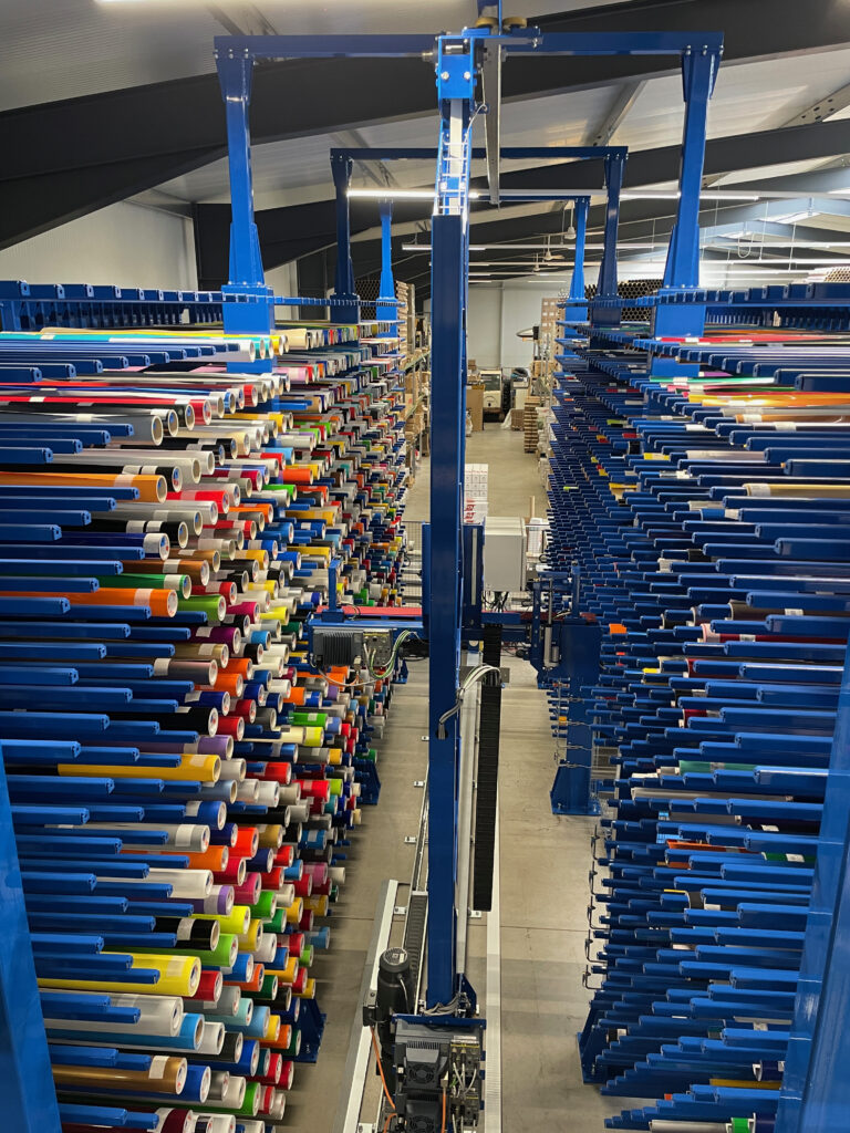 Le système ARSS (Automated Roll Storage System) stocke les bobines de papier de manière extrêmement peu encombrante - et facilite le picking pour les convertisseurs, les distributeurs de films ou les imprimeurs numériques. 